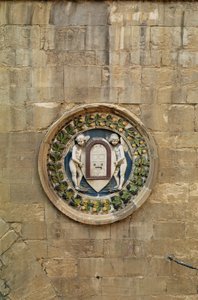 シルクウィーバーズギルドのステム（釉薬を施したテラコッタ） 作： Luca Della Robbia